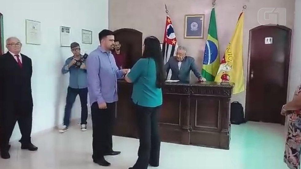 Juiz de paz surpreende noivos com promessa durante os votos no interior de SP: ‘Prometo não agredi-la’