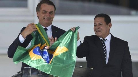 TSE interrompe julgamento de cassação de Bolsonaro-Mourão