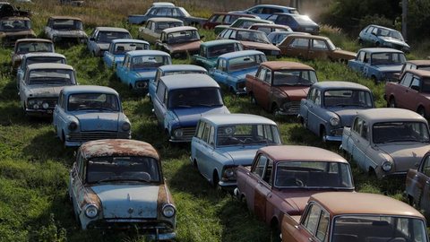 ‘Cemitério’ guarda mais de 300 carros da era soviética na Rússia