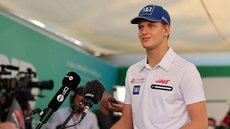 Schumacher continuará tutelado por Ferrari na F1 em 2022, visando vaga futura