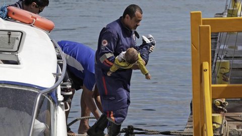 Embarcação da travessia Salvador-Mar Grande vira na Baía de Todos-os-Santos; número de mortos sobe para 22