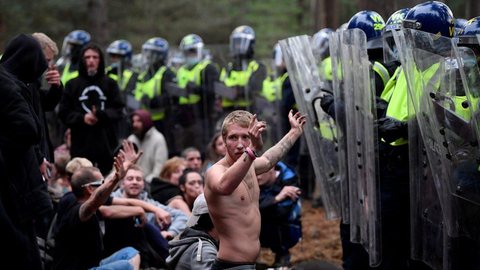 Covid-19: polícia interrompe rave ilegal em floresta na Inglaterra