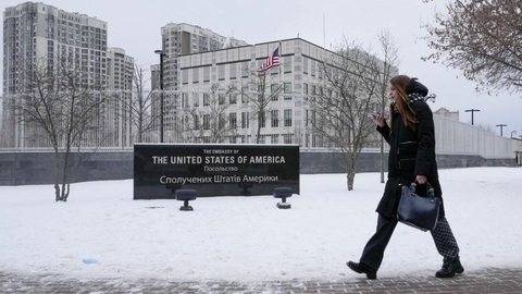 EUA, Reino Unido e Austrália retiram famílias de funcionários de suas embaixadas da Ucrânia
