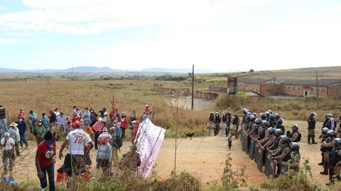 Polícia realiza despejo em acampamento que abriga 400 famílias