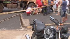 Homem fica ferido em acidente entre moto e carreta em Rio Preto