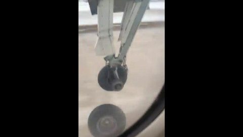 Avião perde pneu durante decolagem; veja vídeo