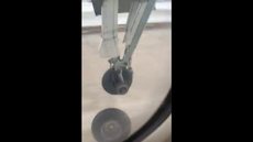 Avião perde pneu durante decolagem; veja vídeo