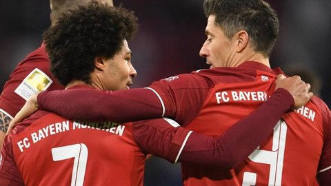 Bayern de Munique sofre, mas vence RB Leipzig com gols de Lewandowski e Müller