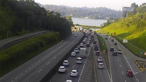 Motoristas enfrentam congestionamento no Sistema Anchieta-Imigrantes sentido litoral