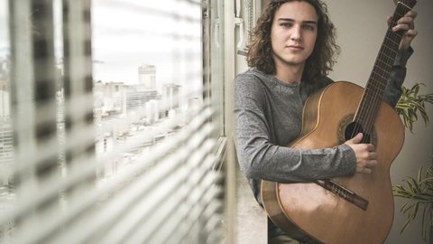 Tom Karabachian sonha em fazer show como músico: ‘Compor, cantar e tocar faz parte da minha vida’