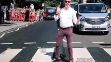 Paul McCartney volta a atravessar a famosa faixa de pedestre da Abbey Road