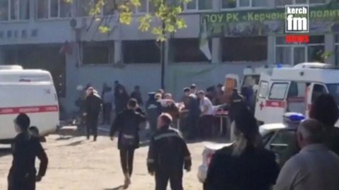 Explosão de bomba em faculdade deixa mortos na Crimeia