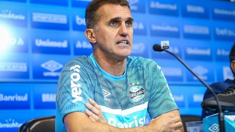 Mancini é apresentado e fala sobre desafio de tirar o Grêmio do Z-4: “Reação precisa ser incrível”