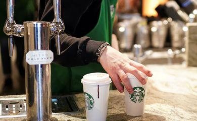 Covid-19: Starbucks proíbe copos reutilizáveis para combater vírus