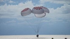 Missão da SpaceX pousa após 3 dias no espaço e conquista marco no turismo espacial