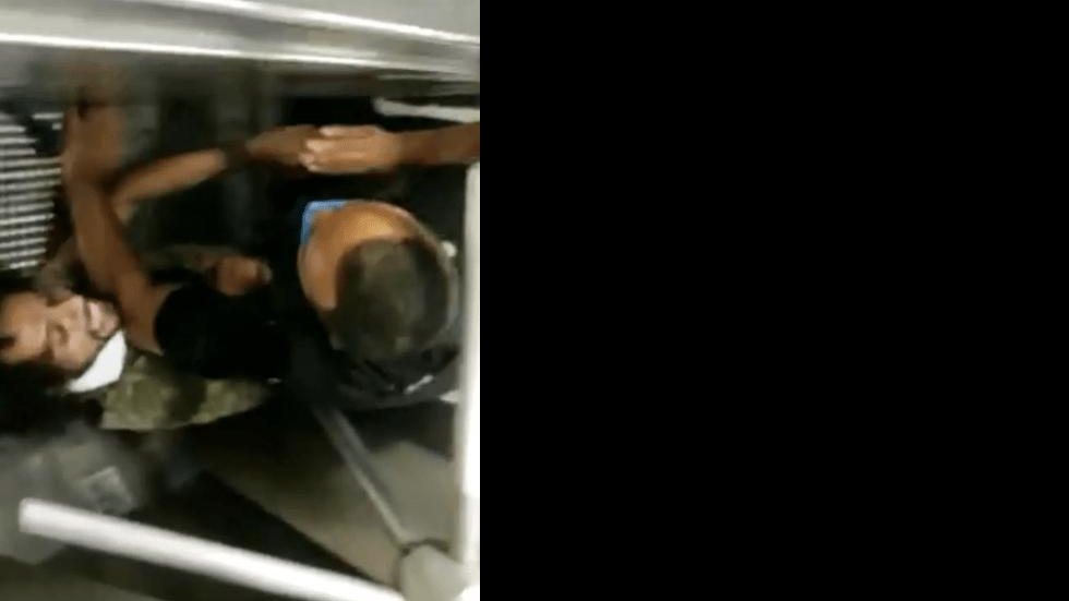 Seguranças imobilizam homem na estação da Sé e passageiros tentam impedir
