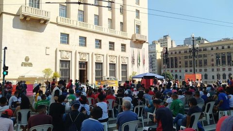 Movimentos sociais fazem ato em frente à Prefeitura de SP no Dia de Luta da População em Situação de Rua