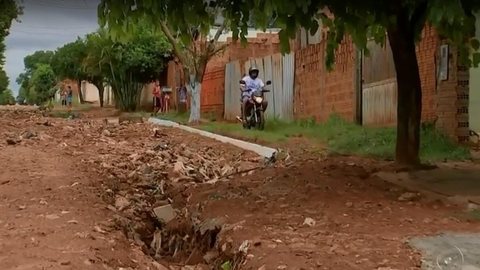 Moradores reclamam de ruas sem asfalto e intransitáveis em bairros de Araçatuba