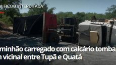 Caminhão carregado com calcário tomba em vicinal entre Tupã e Quatá