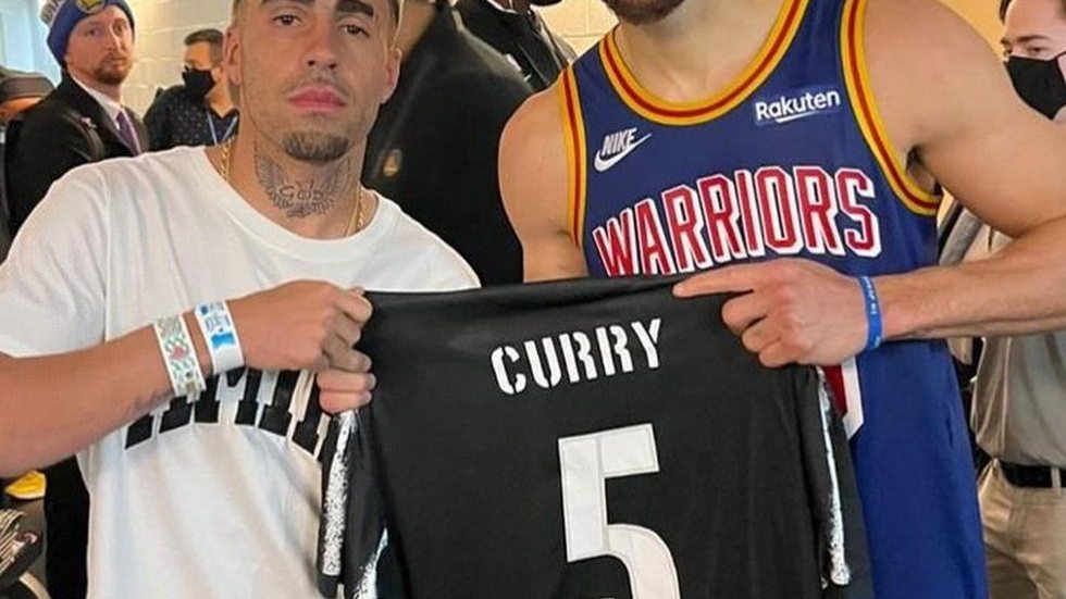 Gabriel presenteia Stephen Curry com camisa do Corinthians em noite de recorde na NBA