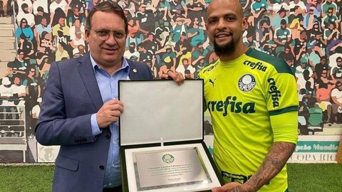Felipe Melo recebe homenagem do Palmeiras por gol histórico em casa