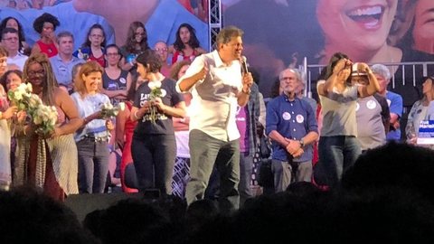 Haddad participa de comício no Centro do Rio, marcado por discurso crítico de Mano Brown