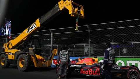 Verstappen mantém fé no carro após bater em classificação da Arábia Saudita