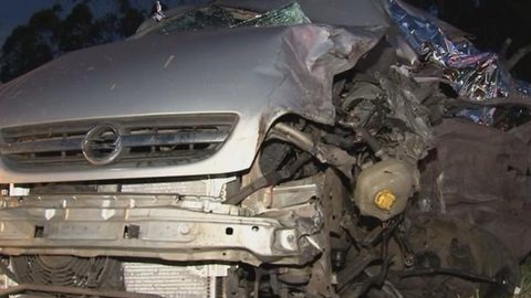 Duas pessoas morrem em batida entre carro e caminhão na BR-153