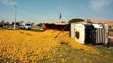 Caminhão carregado de laranja tomba na rodovia