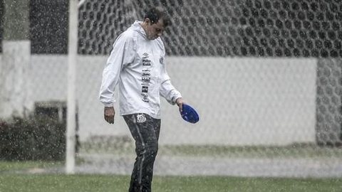 Sob forte chuva, Carille comanda primeiro treino no Santos