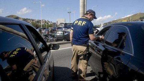 Polícia faz operação contra corridas ilegais de carro