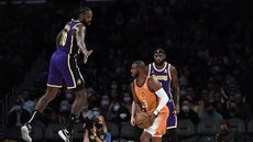 Suns disparam em Los Angeles, seguram reação dos Lakers e vencem a primeira na temporada