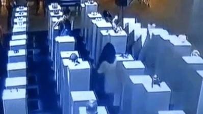 Mulher tenta tirar selfie em galeria de arte, cai e causa ‘efeito dominó’; prejuízo é de US$ 200 mil, diz artista