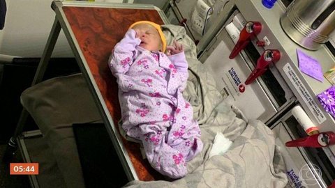 Bebê nasce durante voo para Istambul