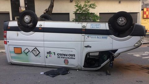 Carro a serviço da Prefeitura de SP capota e deixa dois feridos