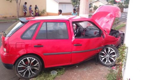 Motorista fica ferido após bater em muro em bairro de Rio Preto