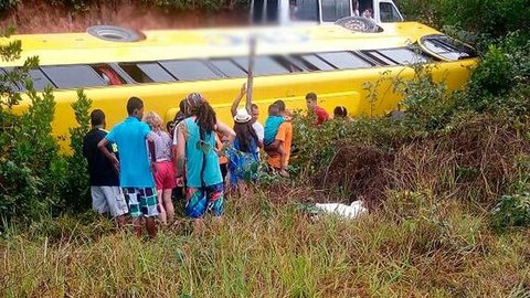 Ônibus com turistas tomba no extremo sul da BA após pista ceder