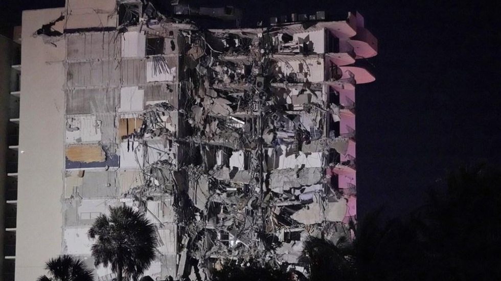 Jovem é retirado dos escombros de prédio que desmoronou em Miami Beach