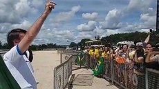 Sem máscara, Bolsonaro ignora pandemia e participa de ato pró-governo