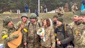 Soldados da resistência ucraniana se casam em barreira de Kiev