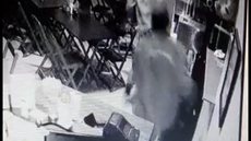 Câmera registra ação de dupla ao furtar restaurante em Rio Preto