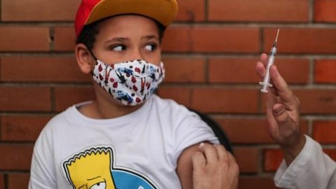 Cidade de SP inicia busca ativa nas escolas municipais para vacinação contra Covid-19 nesta segunda