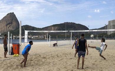 Crivella libera banho de mar no Rio, mas sem permanência na areia