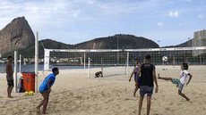 Crivella libera banho de mar no Rio, mas sem permanência na areia