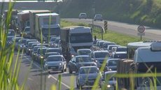 Caminhão quebra em alça de acesso e provoca lentidão em rodovia de Rio Preto