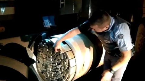 Carreta é apreendida com meia tonelada de maconha em tanque de combustível