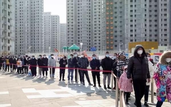 Moradores de Tianjin fazem fila para realizar o teste de covid