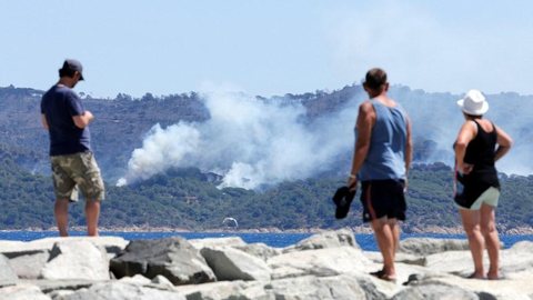 Incêndios florestais consomem vegetação em colinas ao longo da Riviera Francesa