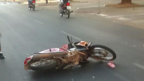 Idoso fica ferido após ser atropelado por moto ao atravessar rua em Rio Preto