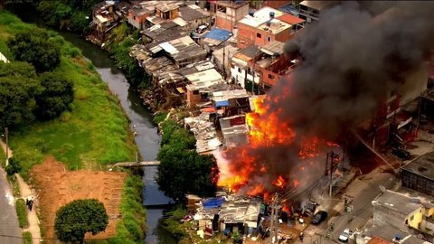 Incêndio atinge favela em São Paulo
